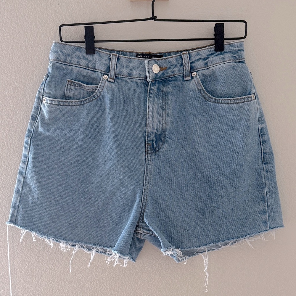 ASOS Design Light Wash Blue Frayed Hem Women's Jean‎ Shorts Size 30